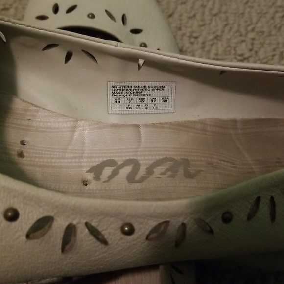 Sketchers size 10 Tan Flats - Picture 3 of 4